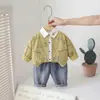 Conjunto de Roupa para Meninos Primavera e Outono 2026 Novo Cardigã de Tricô Estiloso Conjunto de Três Peças para Bebês Meninos Roupas Infantis da Moda