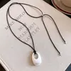 Collar con colgante geométrico ovalado de cordón de cuero estilo coreano, cadena para suéter elegante de nicho de alta gama, collar vintage de lujo ligero para mujer