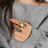Anillo Abierto de Personalidad Irregular de Lujo Ligero Ins Europeo y Americano Nicho Anillo Superpuesto de Uña Metálica con Espacio