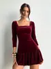 Vestido vintage de veludo bordô novo para outono e inverno, com decote quadrado, acinturado, modelador, saia curta em A com babados