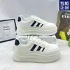 Estilo Nuevo 2025 Primavera y Otoño Falda a Juego Moda Versátil Zapatos Blancos de Suela Gruesa para Aumentar Altura Tenis Deportivos Casuales para Mujer