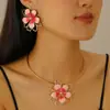 Europa e Estados Unidos transfronteiriços brincos de flor gota de óleo pequenos e frescos colar feminino senso de design joia oca de pétala dupla