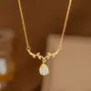 Pendente de Clavícula Clássico V Grande Banhado a Ouro 18K Real em Aço Titânio, Venda Quente Internacional Transfronteiriça, Tema de Moda Personalizado, Microincrustado com Zircônia Cúbica