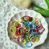 Venta al por mayor del fabricante Llavero colorido con forma de D de aleación de zinc pintado con diseño de ocho, Llavero de accesorios de joyería hechos a mano para DIY