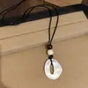 Colar de cordão de couro com pérola quadrada de acrílico, estilo vintage e artístico, corrente para suéter, design único, joia de luxo leve, atacado