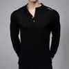 Camiseta Henley de Manga Larga para Hombre en Lyocell con Letras en el Hombro, Corte Ligeramente Ajustado, Top Texturizado para Hombre como Capa Base