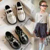 Zapatos de Cuero con Corona de Pedrería en Forma de Corazón para Niñas, Estilo Princesa, Temporada Primavera/Verano 2026, Vuelta a Clases, Estilo Universitario, Zapatos de Cuero de Color Sólido