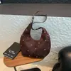 Bolsa Transfronteiriça de Camurça Fosca Feminina Nicho Flor-de-Céu Rebite Bolsa Lua Grande Capacidade Inverno Ombro Transversal