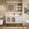 Sencillo tocador de baño rústico estilo francés, que incluye un mueble para lavabo y lavabo integrado