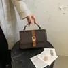 Nuevas tendencias de moda de otoño e invierno: Elegantes bolsos cuadrados pequeños con cierre de broche, que exudan un ambiente sofisticado, adecuados para ir al trabajo y se pueden llevar en la mano o como bolso cruzado.; bolsos de hombro para mujer