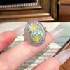 Anel Fashion e Luxuoso Totalmente Cravejado com Diamantes, Corte Gema de Pombo, para Mulheres, Anel de Diamante de Alto Padrão com Corte T e Pedra de Lítio Roxa