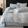 Juego de ropa de cama de cuatro piezas de terciopelo de leche con estampado floral de conejo y ribete de pompón, funda de edredón y sábana de forro polar coral, juego de tres piezas para dormitorio
