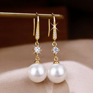 Brincos de pérolas e zircões para mulheres, novo estilo, temperamento de celebridade da internet, brincos versáteis e elegantes, fazem o rosto parecer mais fino, brincos de ouro, brincos de gancho para orelha 珍珠锆石耳环女新款网红气质时尚百搭耳坠显脸瘦金色耳饰耳坠耳钩