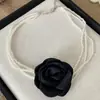 Colar de Flor de Tecido Coreano com Pérolas em Camadas para Mulheres Choker de Luxo Leve Corrente para Clavícula Colar Versátil da Moda