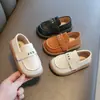 Zapatos de cuero estilo británico para niños 2026 otoño versión coreana moda estudiantil mocasines sin cordones lindos mocasines para bebé