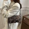 2025 Nova Bolsa de Ombro com Texto Spice Girl Rebite Bolsa Transversal Design Personalizado Fashionável Bolsa Baguete de Motociclista para Axila Feminina