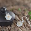 Brincos de Gancho Flor de Jade Branco Hotan para Mulheres Estilo Chinês Design de Nicho Prata Tailandesa de Alto Padrão Brincos Retro de Abelha e Camélia