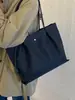 Bolsa de mano tipo tote casual de nailon estilo japonés en bloques de color, fabricante mayorista, nueva moda 2026, bolsa ligera para llevar en la mano y cruzada