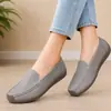 Directo de fábrica, nuevos mocasines planos de primavera/verano de talla grande, zapatos casuales huecos para mujer, mocasines, zapatos de suela de goma para mamá