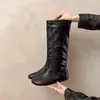 Botas altas redondas com design para mulheres, novas botas versáteis emagrecedoras estilo coreano Outono 2026, botas de montaria marrons de salto baixo