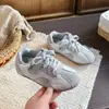 Zapatillas Deportivas Retro de Bloques de Color para Niños, Zapatillas de Entrenamiento Alemanas 2026 Otoño/Invierno Nuevas, Suela Suave, Versátiles, Casuales, Plateadas para Niñas, Zapatos Deportivos