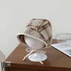 Gorro de estilo coreano para bebés y niños pequeños, sombrero moderno y versátil que cubre las orejas, nuevo sombrero retro de cuadros grandes para otoño/invierno para bebés