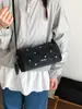 Bolso Pequeño Versátil con Tachuelas para Mujer de Principios de Primavera Transfronterizo 2026 Nueva Moda Bolso Almohada Texturizado Elegante Bolso de Hombro Cruzado