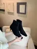 Botas Curtas de Salto Agulha com Bico Quadrado, Estilo Europeu e Americano, Design de Moda em Camurça Pregueada, Novo Estilo Outono/Inverno 2026