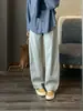 A primavera não está atrasada, ela vem com um efeito de alongamento das pernas! Jeans feminino com corte tridimensional, cintura média-alta, que cobre o quadril e perna larga e curva.