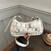 2026 Nuevo Estilo Bolso Cruzado de Hombro Único Tachonado Nicho Retro Chica Picante Color Sólido Texturizado Bolso de Axila Casual para Mujeres Viajes