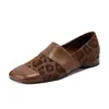 Sapatos femininos confortáveis com salto baixo e corte profundo, patchwork de estampa de leopardo, novos mocassins retrô slip-on de outono 2026