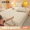 Saia de cama acolchoada de veludo cristal Classe A bordado duplo C quente de veludo curto cobertura de cama acolchoada protetor de colchão saia de cama semi-coberta de veludo de leite