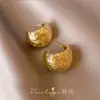 Novos Brincos de Metal Populares de Alta Qualidade 2026, Brincos de Luxo Leve Estilo Vintage de Hong Kong, Acessórios de Orelha com Design Feminino e Único