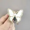 Nuevo broche de mariposa con incrustaciones de diamantes de imitación de estilo coreano, de aleación, para ropa, antiluz, de alto grado, con temperamento