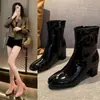 Botines de tacón alto más vendidos en Francia Botas de moda para mujer Ropa exterior 2026 Nueva llegada Diseño de nicho Sensación Profesional Superficie de cuero Botas de tacón grueso