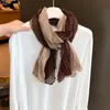 Bufanda plisada artística de color marrón estilo coreano para mujer, nueva bufanda versátil de seda para otoño 2026 para viajes y sesiones de fotos, creando un look atmosférico