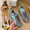 Zapatillas de Entrenamiento Moral Transpirables de Malla para Mujer Nuevo Estilo Primavera y Verano 2025 Pequeño Aumento Invisible Interno Versátiles Rojas Retro
