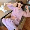 Conjunto de Pijama com Lapela de Listras Contrastantes para Mulheres Primavera e Outono Manga Longa Calça Longa Simples Conjunto de Homewear para Início do Outono Venda por Atacado Transfronteiriça