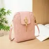 2026 Versión coreana nueva y elegante bolsa para teléfono móvil, bolso de mujer pequeño con solapa estampada de moda, bolso de hombro y cruzado, disponible para venta al por mayor