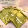 La fábrica original ofrece bolsitas de tela de acetato personalizables para guardar joyas, audífonos, collares y cosméticos, lo que las hace adecuadas para uso en exteriores.