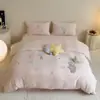 Conjunto de inverno infantil espesso de veludo de leite de quatro peças com bordado de urso, capa de edredom 1,2m, conjunto de cama com lençol de baixo de veludo coral para menino