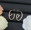 Pendientes de Botón con Letras de Diseñador de Alta Gama Réplica Europeos y Americanos Transfronterizos 2025 para Mujer, Pendientes de Trébol de Cuatro Hojas en Forma de Diamante al por Mayor