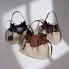 Bolsa Saco Versátil Patchwork 2026 Pingente de Cavalo Pequeno Bolsa de Mão em Couro Genuíno Cor de Bloco Nicho Bolsa Transversal Elegante de Alta Qualidade