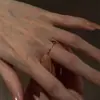 Anillo Dorado Brillante de Zirconia Estilo Francés para Mujer, Anillo de Banda Lisa Ultradelgada, Lujo Ligero, Sensación de Alta Gama, Diseño de Nicho, Anillo para el Dedo Índice
