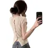 Elegante top de punto de seda helada de longitud corta para mujeres petite, camiseta de manga corta color albaricoque de verano súper elegante con espalda descubierta
