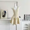 Vestido de Tricô sem Mangas Estilo Florzinha Branca Primeiro Amor Desejo Puro com Recortes Curto Cintura Marcada Slim Fit Vestido Evasê
