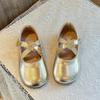 Sapatos Pequenos de Couro Estilosos Prateados da Moda para Meninas 2024 Primavera e Outono Novos Mocassins Slip-On com Lantejoulas Sapatos de Princesa Sapatos Únicos