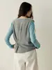 Elegante chaleco de punto gris con botones en la espalda para mujer, adecuado para primavera y otoño, una prenda de capas única y chic, suave y acogedora