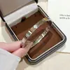 Pulseiras da Série Aço Titânio Não Desbota para Mulheres, Design de Fecho Moderno, Joias Populares de Celebridades da Internet, Joias Transfronteiriças Exquisitas Incrustadas com Diamantes Atacado