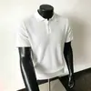 Camisa polo de seda helada de color sólido de lujo ligero para hombre, con cuello de piña, mangas cortas de punto, un diseño moderno y elegante, y un look casual versátil para el verano